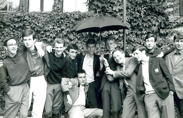 Wednesday 11 July 1962, 6h20 in the morning, with his college friends after a sleepless night... (Pierre is second from left)