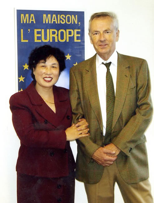 Pierre du Bois - Pierre and Dr. Laxiang Zheng (from Guangdong), during her thesis examination, 11 July 2006, at the Institut de hautes études internationales, in Geneva.